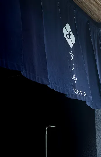 木製の格子戸が特徴的な和風建築の旅館の入り口。