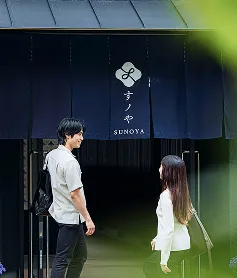 ホテル前に立つ若い男女